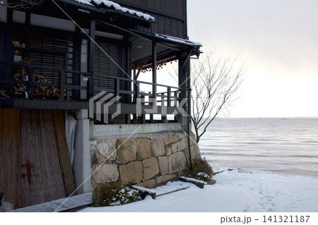 奥琵琶湖・海津大崎「日本遺産」の石積みと雪景色 奥琵琶湖・海津大崎「日本遺産」の石積みと雪景色 141321187