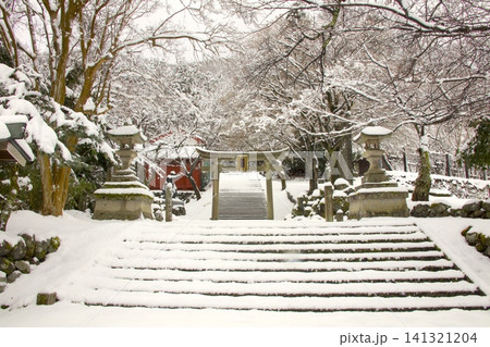 鯖街道・熊川宿の「松木神社」の雪景色/国指定重要伝統的建造物群保存地区 141321204