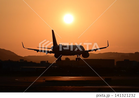 大阪空港 千里川堤防 夕日を背に 離着陸風景 大阪空港 千里川堤防 夕日を背に 離着陸風景 141321232
