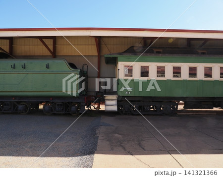 サルファイド・ストリート鉄道歴史博物館の連結車両—緑のテンダー車と客車が並ぶ屋根下展示の外観記録 141321366
