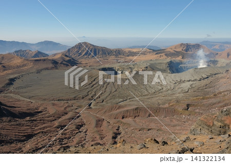 青空の下に広がる阿蘇山中岳火口と荒涼とした巨大カルデラ風景 青空の下に広がる阿蘇山中岳火口と荒涼とした巨大カルデラ風景 141322134