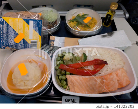 グルテンフリー機内食(GFML)のサーモンメニュー 特別機内食 グルテンフリー機内食(GFML)のサーモンメニュー 特別機内食 141322202