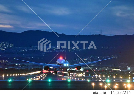 飛行機撮影・観光の聖地 大阪伊丹空港 迫力の夜間離発着 飛行機撮影・観光の聖地 大阪伊丹空港 迫力の夜間離発着 141322214