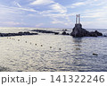 岩と鳥居のある海の夕景 141322246