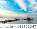 岩と鳥居のある海の夕景 141322247