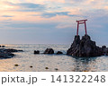 岩と鳥居のある海の夕景 141322248