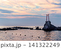 岩と鳥居のある海の夕景 141322249