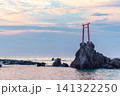 岩と鳥居のある海の夕景 141322250