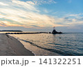 岩と鳥居のある海の夕景 141322251