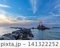 岩と鳥居のある海の夕景 141322252