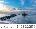 岩と鳥居のある海の夕景 141322253