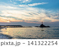 岩と鳥居のある海の夕景 141322254