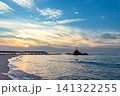 岩と鳥居のある海の夕景 141322255