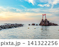 岩と鳥居のある海の夕景 141322256