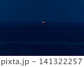 水平線に並んで光るイカ釣り漁船の集魚灯 141322257