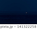 水平線に並んで光るイカ釣り漁船の集魚灯 141322258