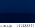 水平線に並んで光るイカ釣り漁船の集魚灯 141322259