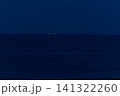 水平線に並んで光るイカ釣り漁船の集魚灯 141322260