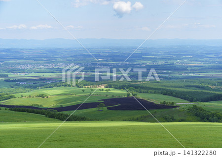 北海道上士幌町ナイタイ高原牧場から望む十勝平野 夏の大パノラマ絶景 北海道上士幌町ナイタイ高原牧場から望む十勝平野 夏の大パノラマ絶景 141322280