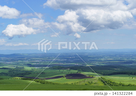 北海道上士幌町ナイタイ高原牧場から望む十勝平野 夏の大パノラマ絶景 北海道上士幌町ナイタイ高原牧場から望む十勝平野 夏の大パノラマ絶景 141322284