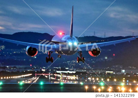 飛行機撮影・観光の聖地 大阪伊丹空港 迫力の夜間離発着 飛行機撮影・観光の聖地 大阪伊丹空港 迫力の夜間離発着 141322299