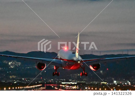 飛行機撮影・観光の聖地　大阪伊丹空港　迫力の夜間離発着 141322326
