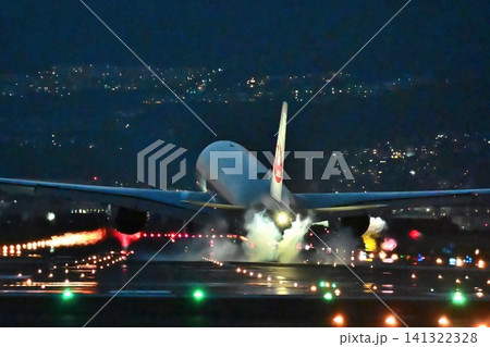 飛行機撮影・観光の聖地　大阪伊丹空港　迫力の夜間離発着 141322328