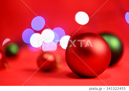 赤いクリスマスのオーナメント 赤いクリスマスのオーナメント 141322455