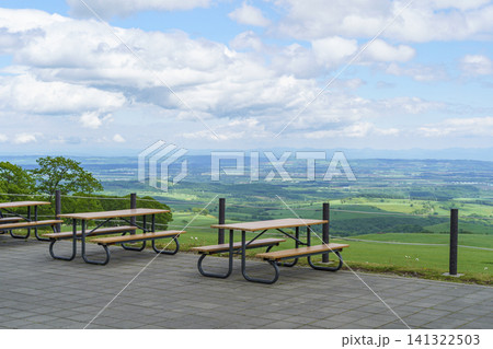 北海道上士幌町 ナイタイ高原牧場 十勝平野を一望できる展望テラス 初夏の絶景 北海道上士幌町 ナイタイ高原牧場 十勝平野を一望できる展望テラス 初夏の絶景 141322503