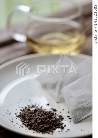 ヒシ茶の茶葉と三角ティーバッグ ノンカフェインの健康茶 ヒシ茶の茶葉と三角ティーバッグ ノンカフェインの健康茶 141323085