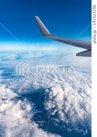 飛行機から望む雲がかかった富士山　日本の風景 141323298