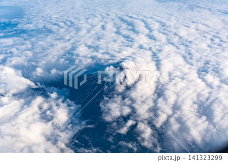 飛行機から望む雲がかかった富士山　日本の風景 141323299