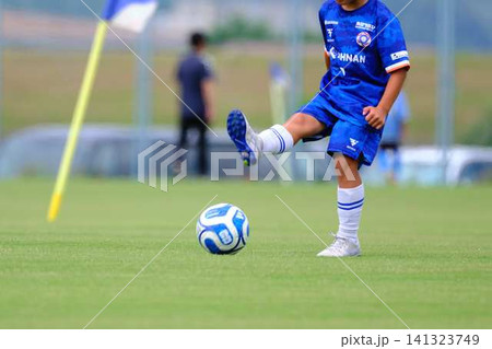 サッカーチームの練習 141323749