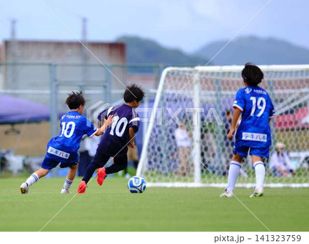 サッカーチームの練習 サッカーチームの練習 141323759