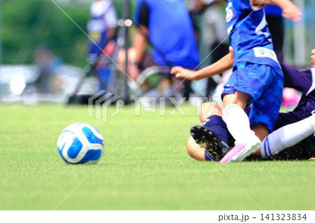 サッカーチームの練習 141323834
