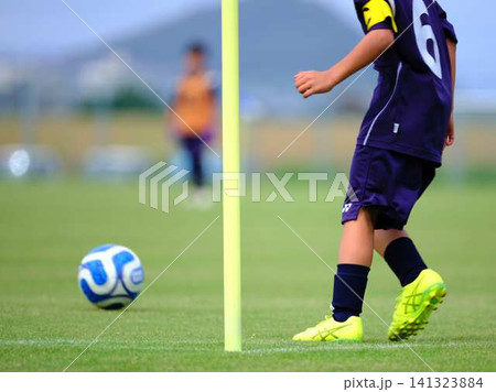 サッカーチームの練習 サッカーチームの練習 141323884
