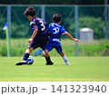 サッカーチームの練習 141323940