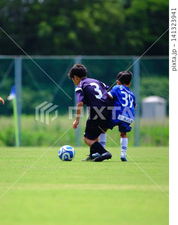 サッカーチームの練習 141323941