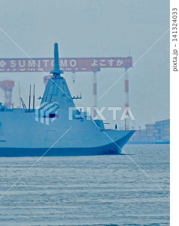 もがみ型護衛艦と横須賀クレーン 141324033
