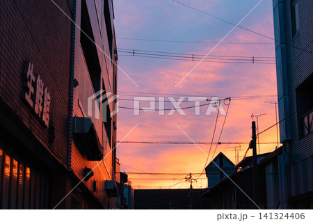 ピンク色の夕空に包まれた都市の夕景 ピンク色の夕空に包まれた都市の夕景 141324406