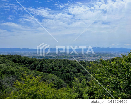 奈良県王寺町 明神山自然の森展望台から大和三山 方面を望む 奈良県王寺町 明神山自然の森展望台から大和三山 方面を望む 141324493