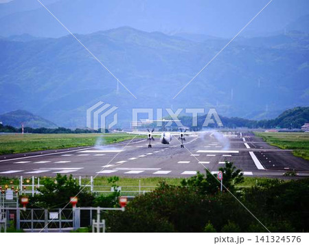 飛行機の着陸 141324576