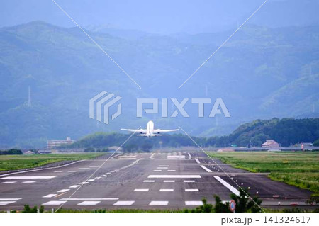 飛行機の着陸 141324617