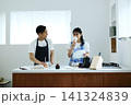 キッチン　男女のイメージ 141324839