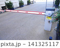 駐車場に設置された非常用誘導灯 141325117