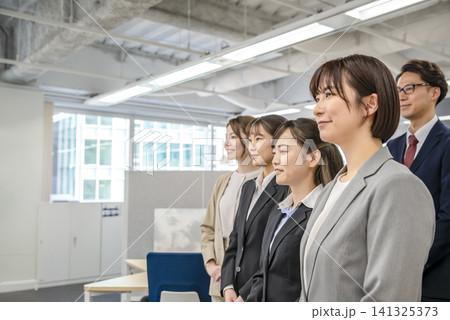 オフィスで並ぶ笑顔のビジネスチーム 141325373