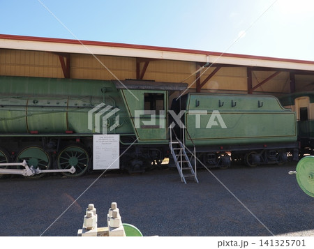 サルファイド・ストリート鉄道歴史博物館の機関車—緑色車体と大型動輪が並ぶ屋根下展示の外観記 141325701