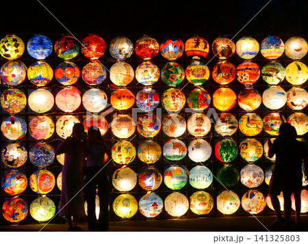 岩手県盛岡市の台湾祭りの色とりどりの提灯、子供の絵を提灯に 岩手県盛岡市の台湾祭りの色とりどりの提灯、子供の絵を提灯に 141325803