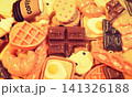 沢山の食べ物のデコパーツ　食べかけのチョコレート　かわいい背景写真　壁紙　デコレーション 141326188