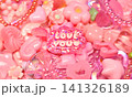 沢山のピンク色のデコパーツ　LOVE YOUの文字　かわいい背景写真　壁紙　メッセージ 141326189